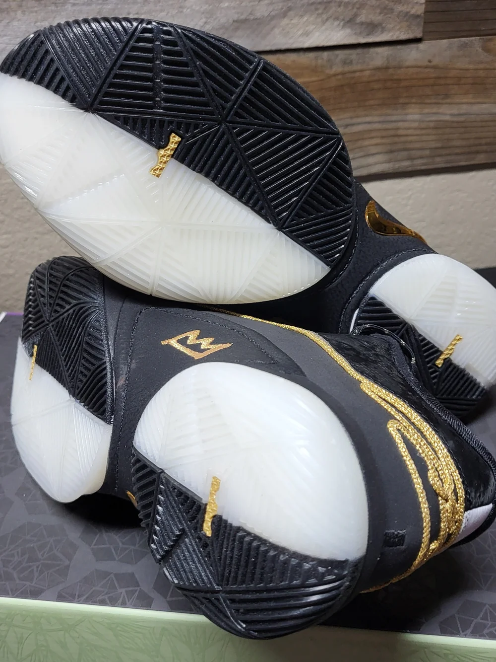*NEW* Nike LeBron XXII White/Black-Metallic Gold Size Men's 8 Women's 9.5